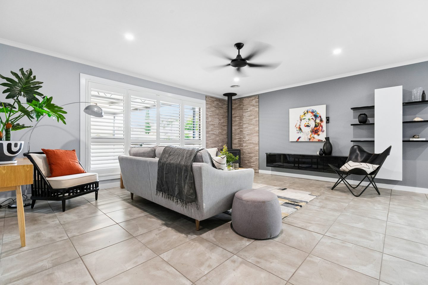 Living room with tiled floors and a ceiling fan