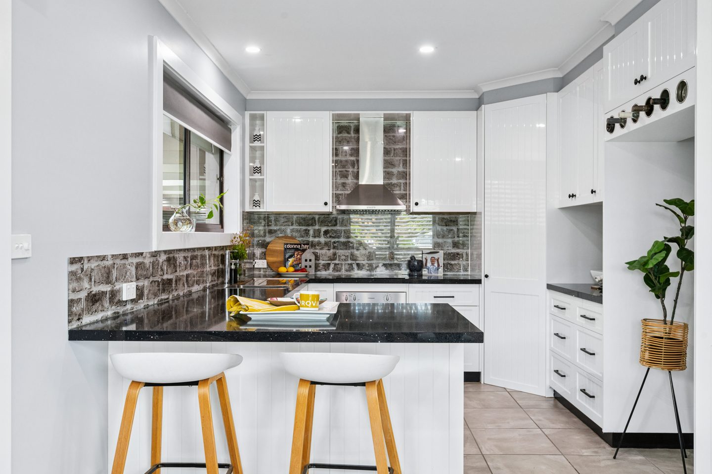 Kitchen and breakfast bar